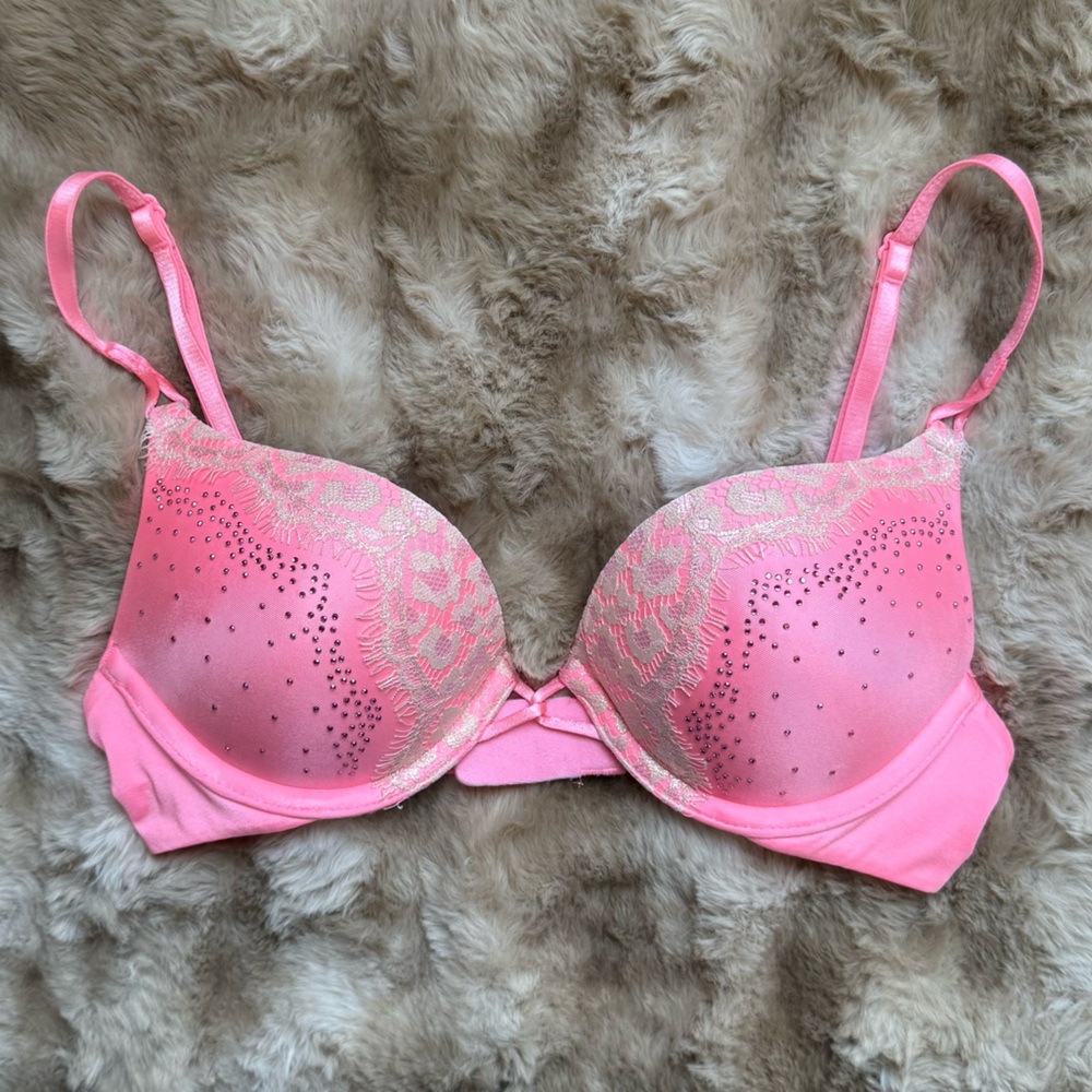 Victoria's Secret Bombshell Plunge Padded Push-Up Bra